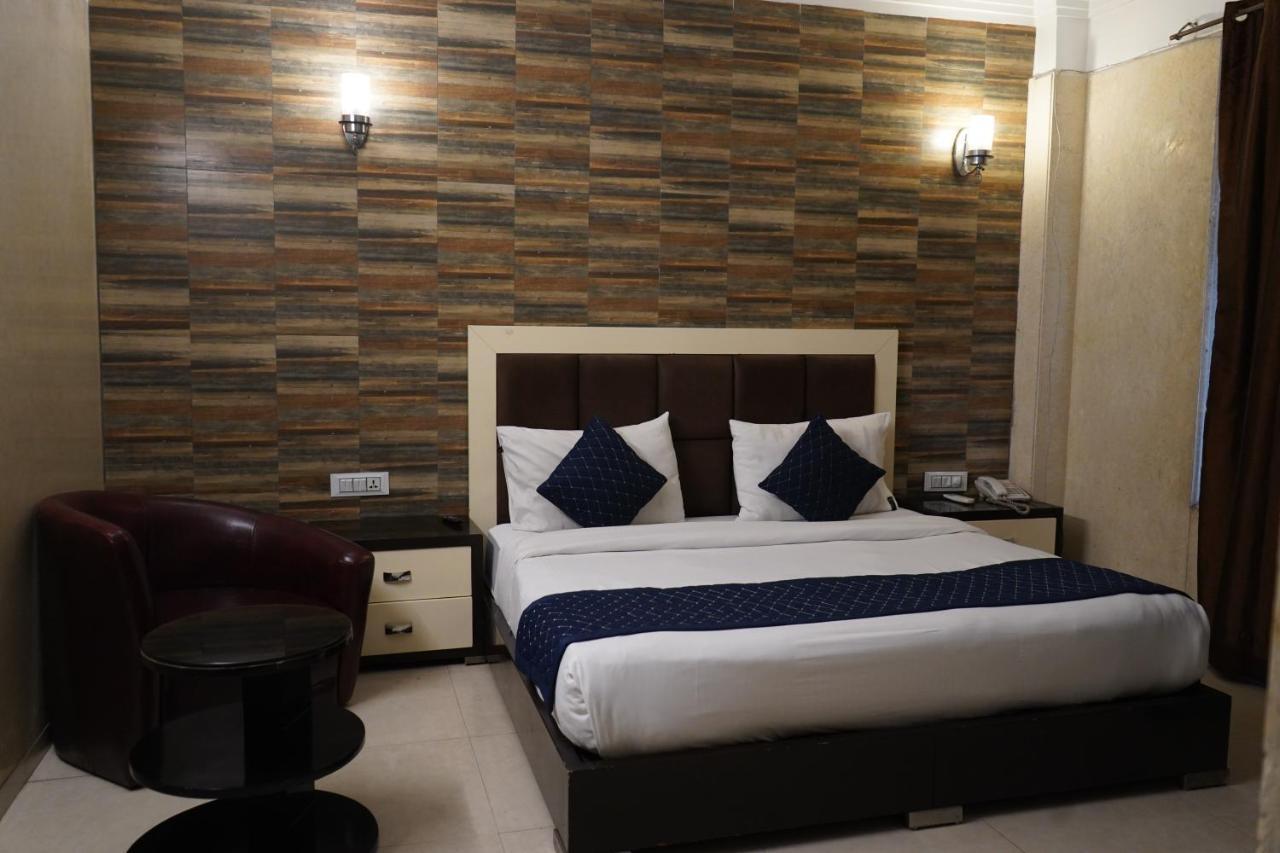 Hotel O Delhi, Near Karol Bagh Main Market And Metro Station นิวเดลี ภายนอก รูปภาพ
