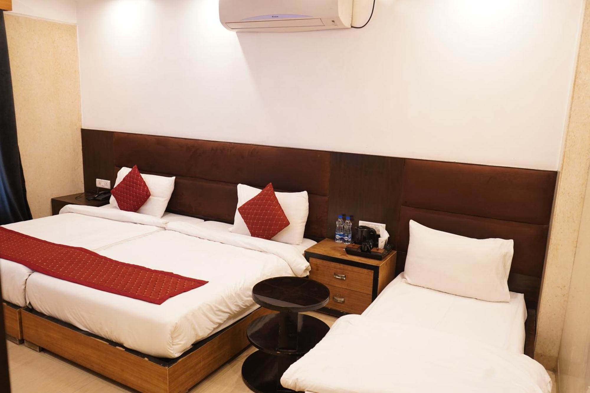 Hotel O Delhi, Near Karol Bagh Main Market And Metro Station นิวเดลี ภายนอก รูปภาพ