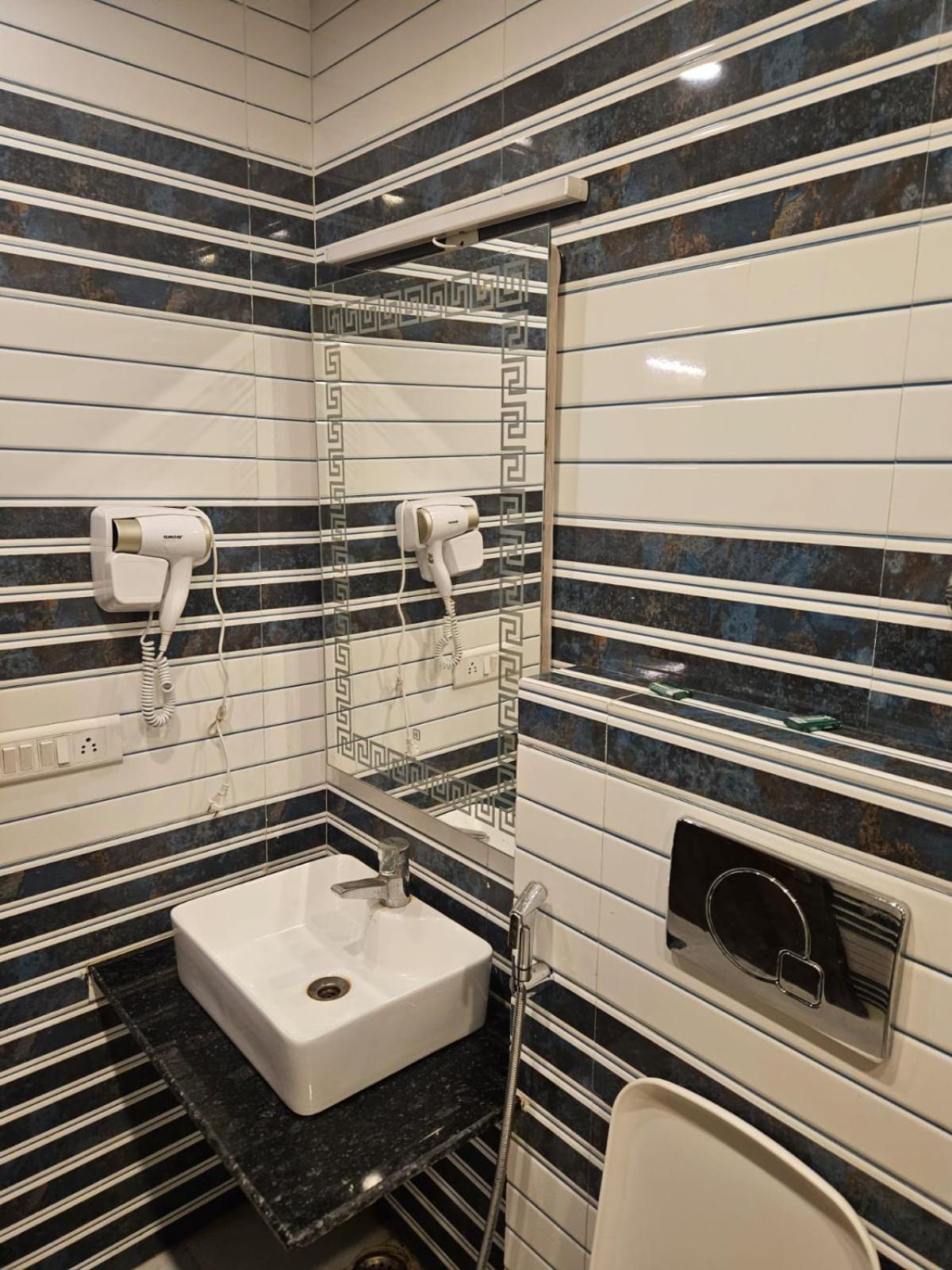 Hotel O Delhi, Near Karol Bagh Main Market And Metro Station นิวเดลี ภายนอก รูปภาพ